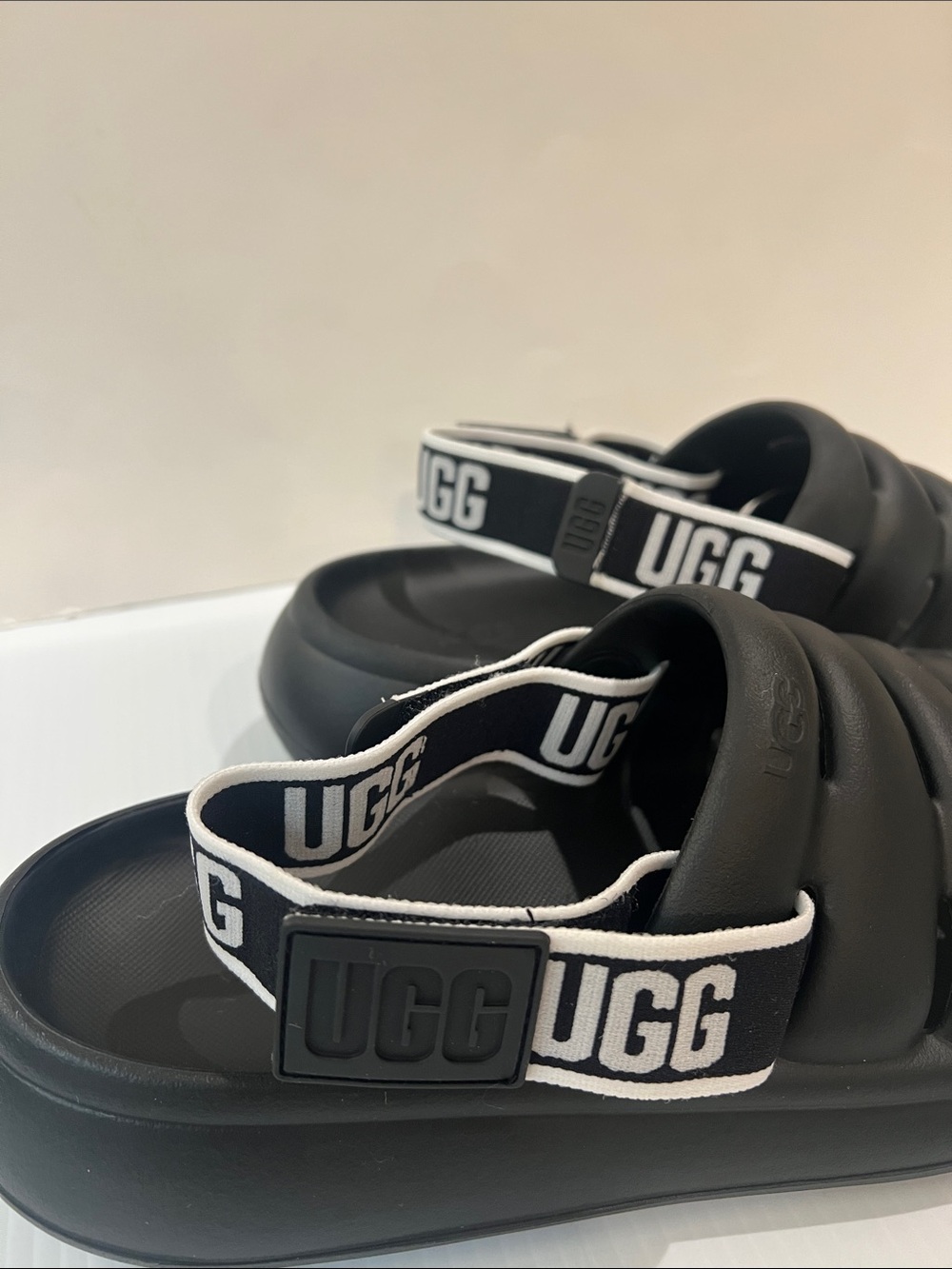 New UGG Women’s Black Slide Sandals with Logo Heel Strap in Size 10 - Picture 4 of 5